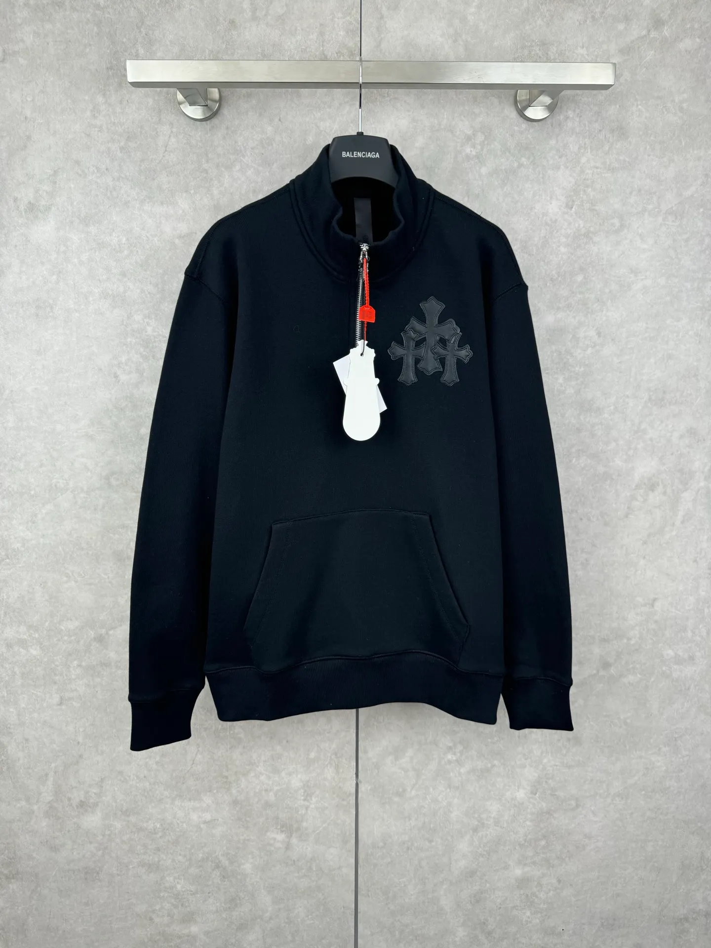 P406 Chrome Heart FW25 leather cross half-zip sweatshirt Size: S/M/L/XL Made of high-weight pure cotton terry fabric Pre-shrunk to ensure wearing stability Three-dimensional leather cross label Half-zip neckline with dagger-shaped zipper pull Combined with curved hem tailoring and kangaroo pocket